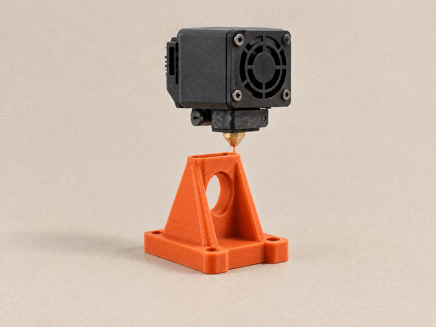 Impresora 3D FDM fabricando una pieza técnica negra